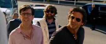 Ed Helms jako Stu, Zach Galifianakis jako Alan a Bradley Cooper jako Phil, (C) 2013 WARNER BROS. ENTERTAINMENT